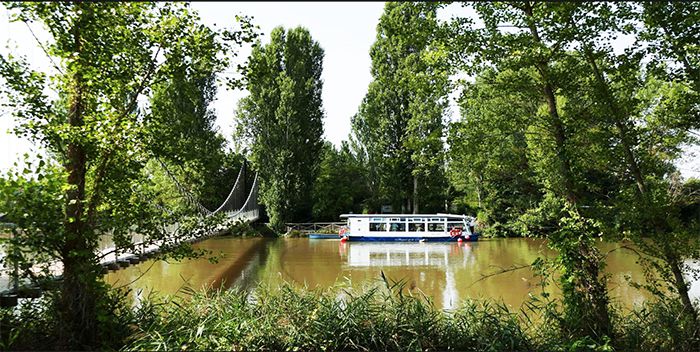 BARCO EN EL CANAL DE CASTILLA.