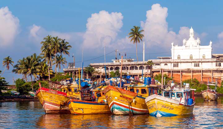 Barcos típicos en Bentota Port Sri Lanka