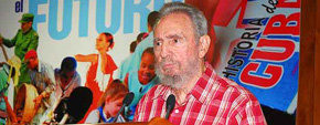 El ex presidente cubano, Fidel Castro, en una reunión con jóvenes cubanos