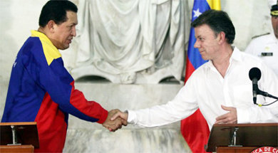 Los presidentes Chávez (i) de Venezuela y Santos de Colombia, se dan la mano después de alcanzado el acuerdo