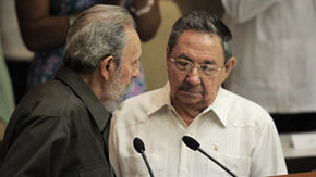 Fidel (i) conversa con su hermano Raúl el pasado día 7AGO en La Habana