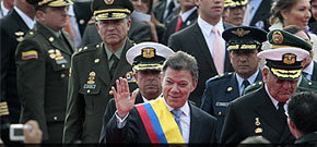 Juan Manuel Santos rodeador de militares tras recibir el mando presidencial