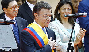 Juan Manuel Santos asume la presidencia de Colombia ante 5.000 invitados