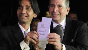 Los chilenos Giorgio Nocentino (izq) y Jaime Zapata tras casarse en Argentina 