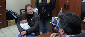 La norteamericana Lori Berenson, con su bebé en brazos habla con un juez en Lima. 
