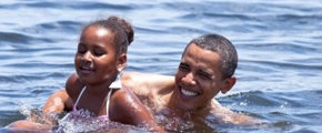 El presidente se bañó con su hija Sasha en las aguas afectadas por el vertido de crudo 