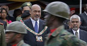El nuevo mandatario de Surinam, Desi Bouterse y el vicepresidente Robert Ameerali luego de la juramentación en Paramaribo. 
