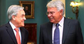 El presidente de Chile, Sebastián Piñera (i), posa junto al ex presidente del Gobierno español, Felipe González