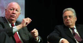 Los ex presidentes Ricardo Lagos de Chile (i) y Fernando Cardoso de Brasil