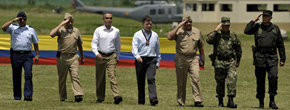 Presidente Santos y militares en una imagen de archivo