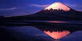 Lago Chungará y al fondo, volcán Parinacota