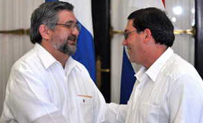 El ministro cubano de Relaciones Exteriores, Bruno Rodríguez (d), saluda a su homólogo paraguayo, Héctor Lacognata 