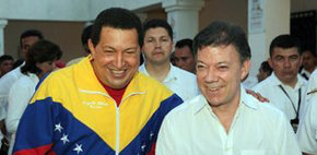 El presidente de Colombia, Juan Manuel Santos (d), con su homólogo venezolano, Hugo Chávez

