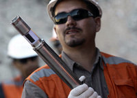 Un técnico muestra la cámara de video con la cual se mantiene la comunicación con los mineros