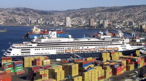En la imagen, un crucero anclado en Valparaíso