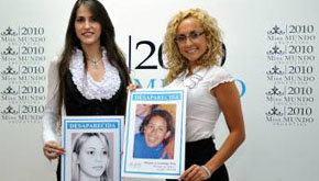 Dos de las misses con fotos de las desaparecidas.