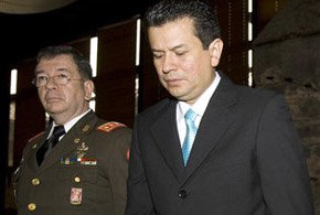 El canciller salvadoreño Hugo Martínez, a la derecha, y el ministro de la Defensa de El Salvador, general David Munguía Payés, 