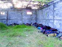 Los 72 cuerpos de los inmigrantes asesinados, agolpados en una finca ubicada en San Fernando, México. 

