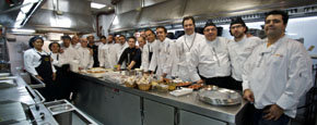 Los cocineros participantes en el festival del arroz...