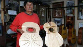  Un "luthier" ecuatoriano elabora guitarras para artistas de todo el mundo