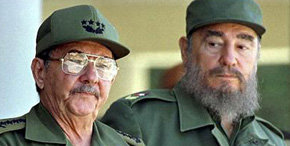 Raul (i) y Fidel Castro