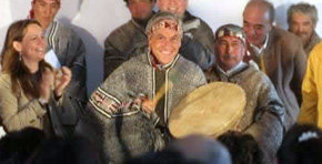 Piñera con atavíos mapuche