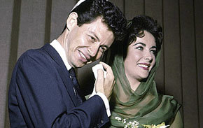 Eddie Fisher junto a la que fue una de sus esposas, Elizabeth Taylor