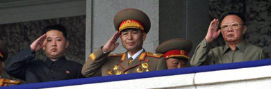 Kim Jong-il (derecha) y su hijo Kim Jong-un (izquierda) hacen un saludo militar al paso del desfile