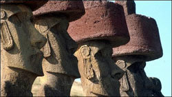 Las estatuas gigantes tienen sombreros rojos.