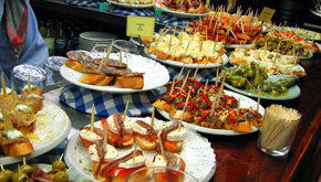 Los pinchos y las tapas son la antesala de los kilos demás...