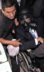 Presidente Correa con una mácara de gas durante la asonada golpista