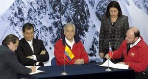 El presidente Rafael Correa (de traje negro) y su homólogo chileno, Sebastián Piñera, son testigos de la firma de convenios suscritos por los cancilleres de los dos países.

