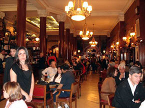 Café Tortoni, un clásico con gran historia, en pleno centro porteño.