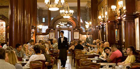 Café Tortoni, un clásico con gran historia, en pleno centro porteño.