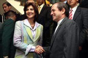 El canciller ecuatoriano, Ricardo Patiño (d), saluda a su homóloga colombiana, María Ángela Holguín 