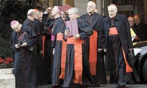 Un grupo de cardenales, al término de su encuentro en el Vaticano 

