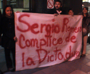 Los participantes en la protesta exhibieron pancartas contrarias al embajador chileno
 
