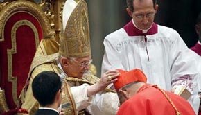 El nuevo cardenal del Ecuador, Raúl Vela Chiriboga, recibe el birrete rojo cardenalicio de manos del papa Benedicto XVI, en la basílica de San Pedro.
