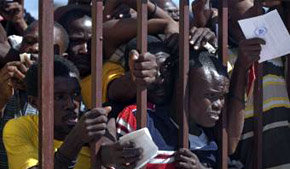 Haitianos en espera de recibir sus papeletas de voto
