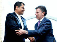 Correa (i1) y Santos durante su encuentro en la reunión de UNASUR