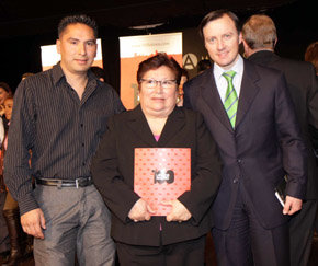  Dora Gutiérrez Rivas junto a su hijo Lan Bolaños (i) y Gabriel Fernández Rojas, Viceconsejero de Inmigración (Foto: Cortesía de David Sapiencia)