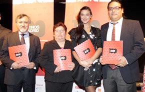 Dora Gutiérrez Rivas, junto a otros galardonados con el premio “100Latinos” (Foto: Cortesía de David Sapiencia)
