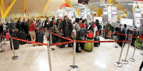 Pasajeros esperan turno para chequearse en aeropuerto de Barajas