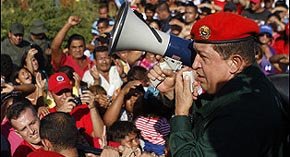 El presidente Hugo Chávez habla a una comunidad afectada por las lluvias, la pasada semana
