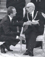 Dn. José Maria Pemán en una imagen de archivo con S.M. Don Juan Carlos