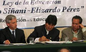 Evo Morales promulga nueva Ley de Educación