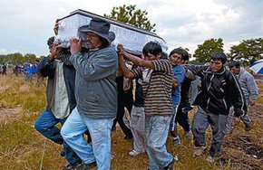 Unos inmigrantes llevan el ataúd del 'okupa' boliviano Juan Quispe.