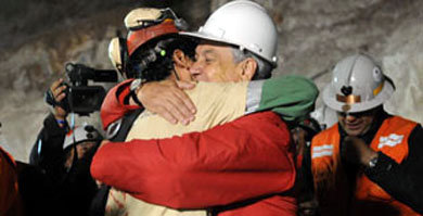 Florencio Ávalos, el primer minero en salir de la mina, abraza al presidente chileno Sebastián Piñera. 