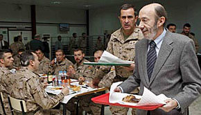 El vicepresidente primero, Pérez Rubalcaba  almorzó con las tropas españolas en Afganistán