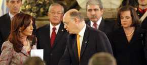 22 de junio. La presidenta Cristina Kirchner le tomó juramento al nuevo canciller, Héctor Timerman.